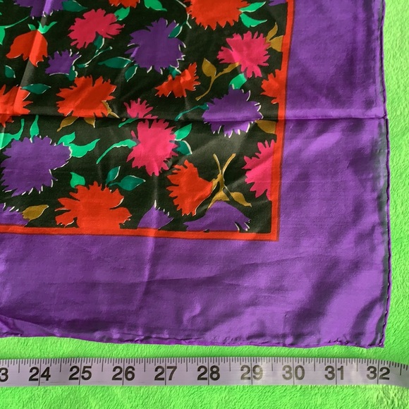 Vintage purple floral 100% silk hand rolled scarf - Picture 2 of 9